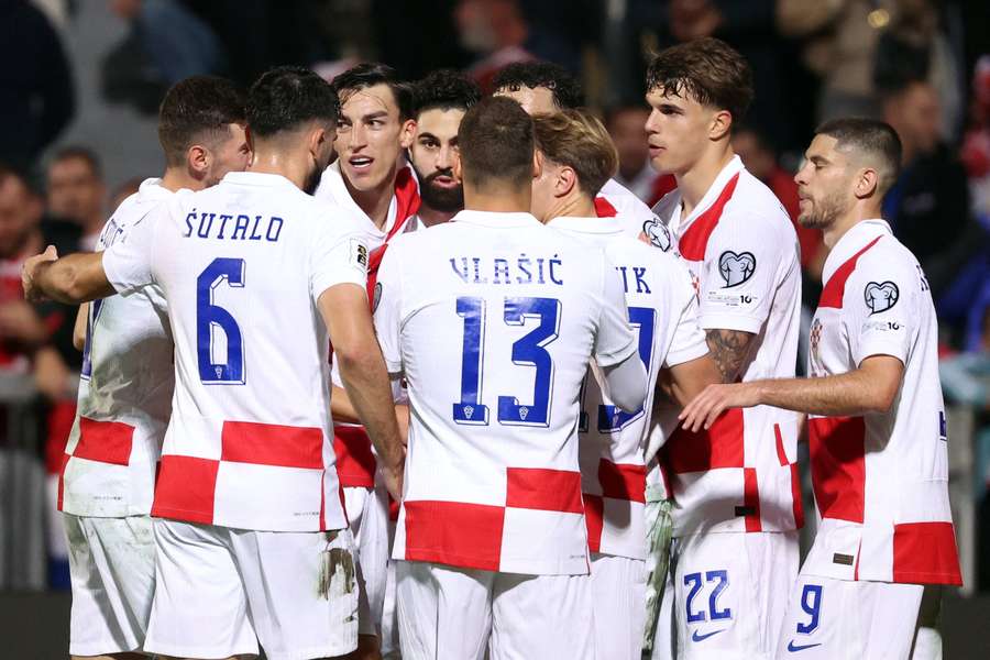 Jucătorii croați se bucură după marcarea unui gol