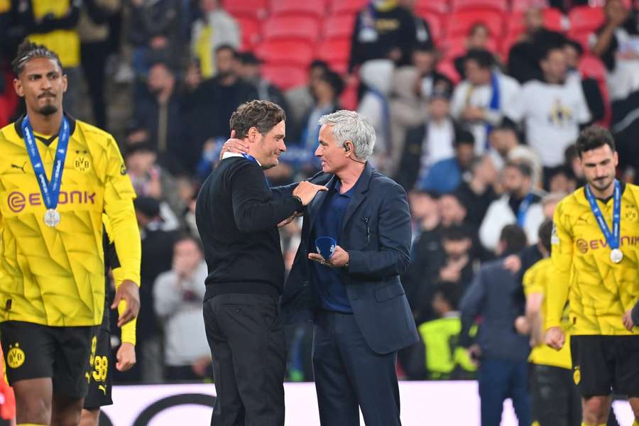 Mourinho var på banen med trøstende ord til Terzic efter finalenederlaget.