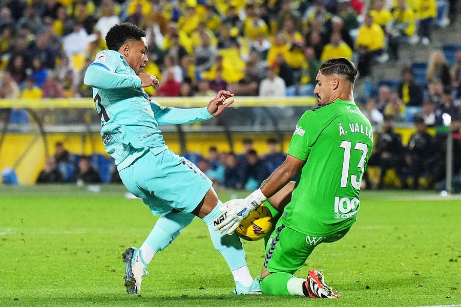 Vitor Roque em disputa pela bola com o goleiro Valles, do Las Palmas