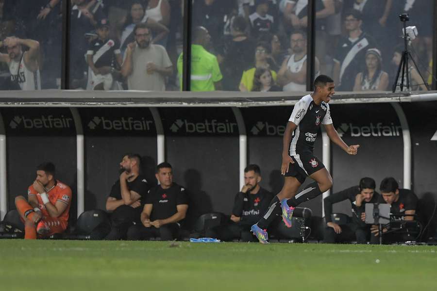Gui Negão comemora gol que recolocou o Timão na frente Gui Negão comemora gol que recolocou o Timão na frente