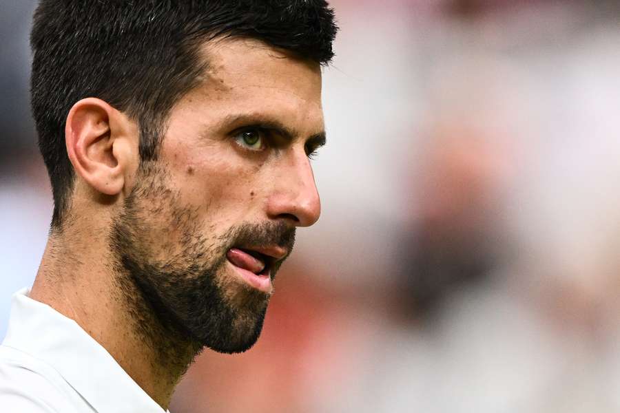 Novak Djokovic, da Sérvia, reage ao jogo contra Jannik Sinner, da Itália