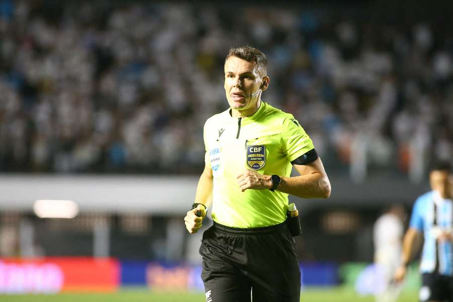 Arbitragem roubou a cena em primeiro tempo movimentado na Vila Belmiro