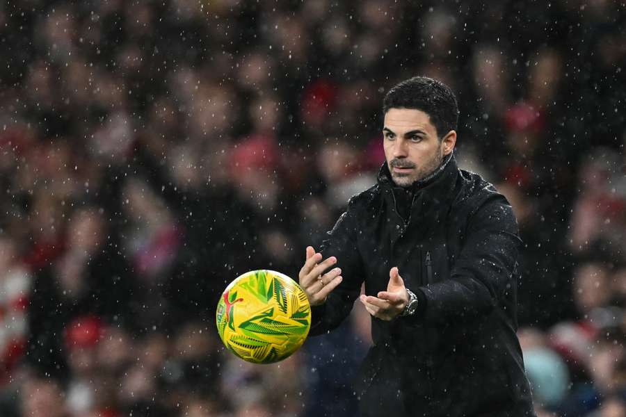 Mikel Arteta, entrenador del Arsenal, lanza el balón