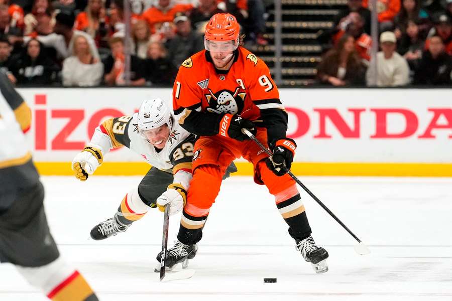 Der 21-jährige Carlsson ist nun der bestbezahlte NHL-Profi Der 21-jährige Carlsson ist nun der bestbezahlte NHL-Profi