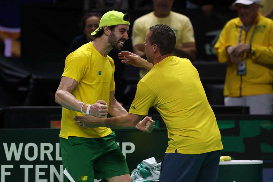 Jordan Thompson célébrant la qualification avec Lleyton Hewitt.