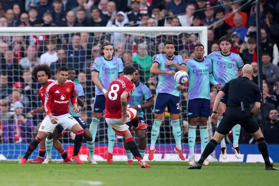Bruno Fernandes, del Man United, marca el primero ante el Arsenal en Old Trafford el 9 de marzo de 2025