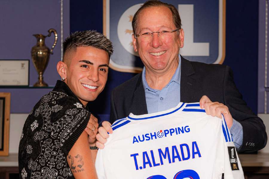 Thiago Almada ao lado de John Textor, dono do Botafogo e do Lyon
