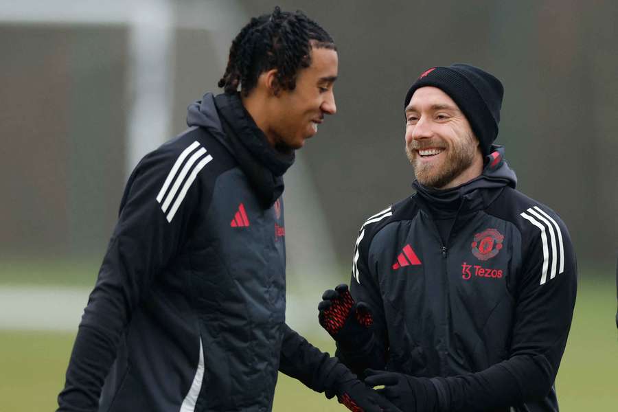 Leny Yoro e Christian Eriksen, do Manchester United, durante o treino