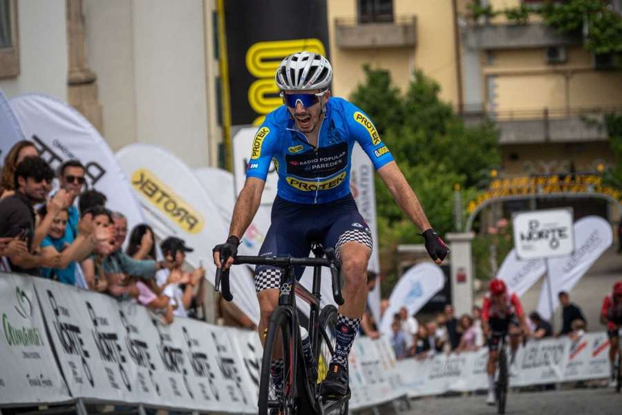 Tiago Leal festejou na chegada a Aramamar