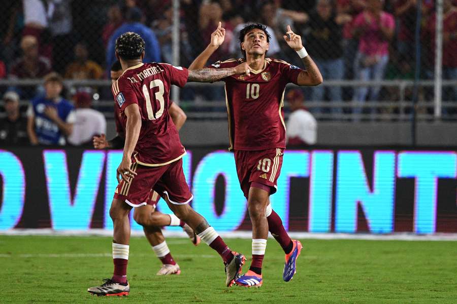 Telasco Segovia celebra su primer gol oficial con la selección mayor de Venezuela