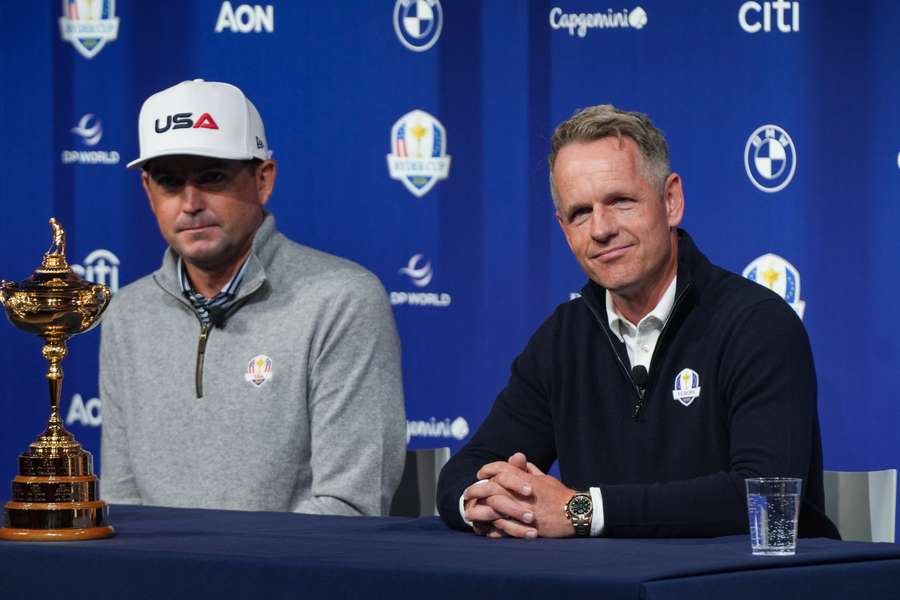 O capitão da equipa americana, Keegan Bradley (à esquerda), e o capitão da equipa europeia, Luke Donald, falam durante uma conferência de imprensa