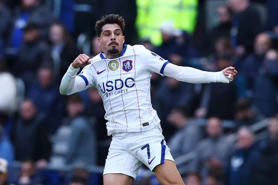 Pedro Neto foi o destaque da vitória dos Blues em Liverpool Pedro Neto foi o destaque da vitória dos Blues em Liverpool