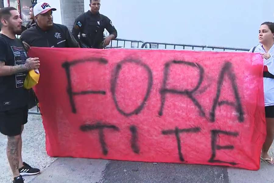 Faixa contra o treinador do Flamengo no Ninho do Urubu
