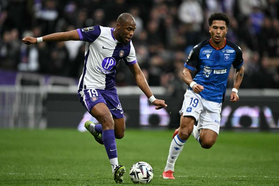 Djibril Sidibé contre Danny Namaso, ce dimanche.