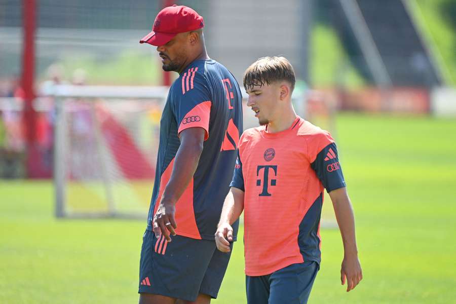 Vincent Kompany (l.) und Bayern-Talent Lennart Karl (r.)