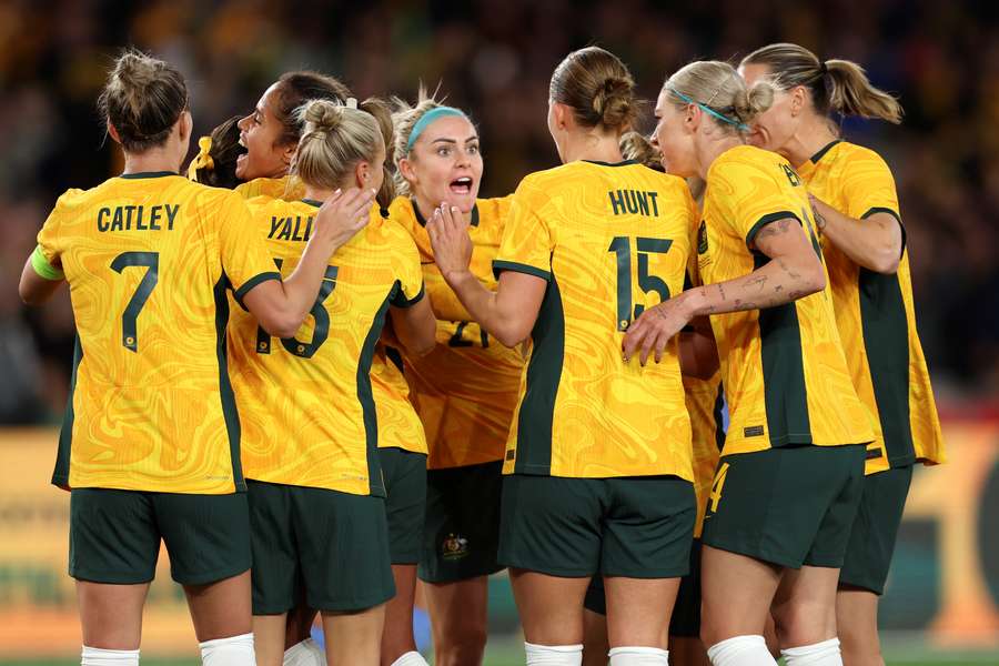 Jogadoras australianas comemoram um golo durante o jogo de preparação entre a Austrália e a França 