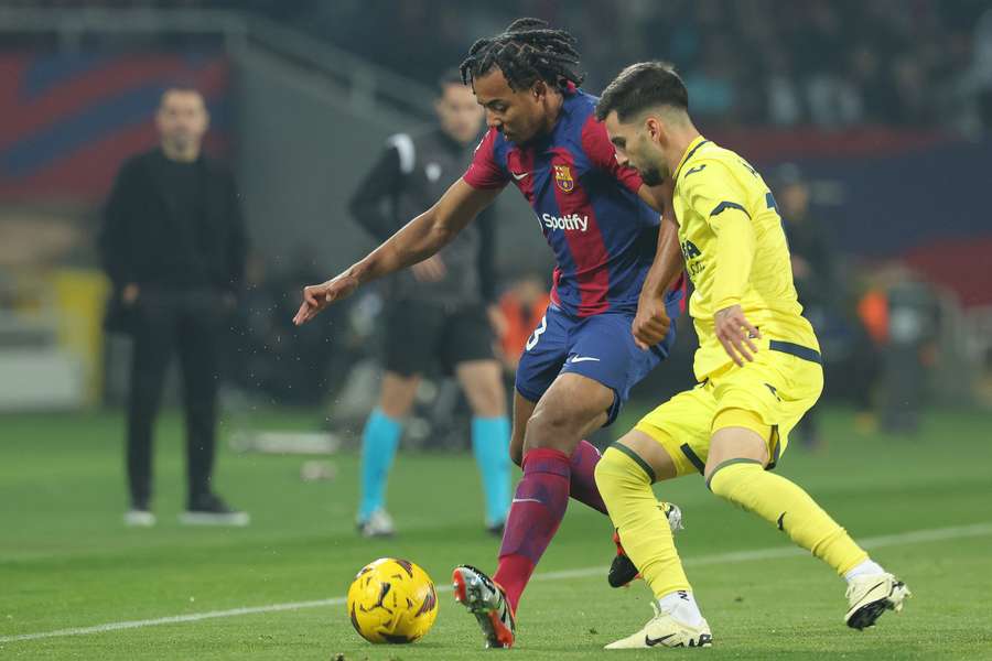 Álex Baena tenta desviar uma bola de Koundé, do Barcelona