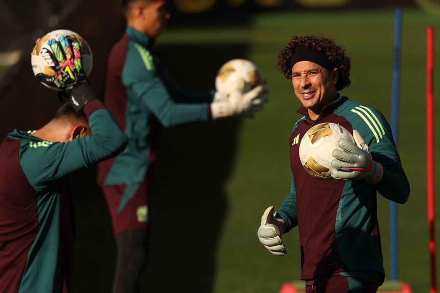 Guillermo Ochoa, durante un entrenamiento con la selección mexicana