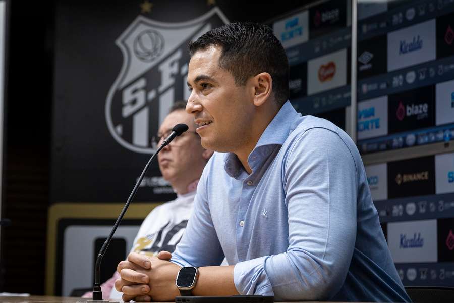Pedro Martins é apresentado pelo presidente Marcelo Teixeira