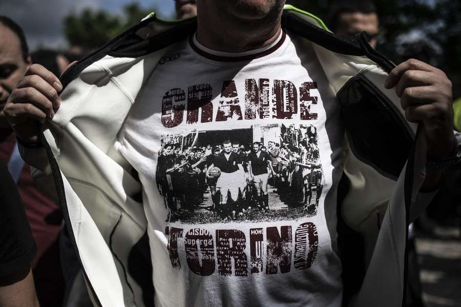 Tifoso indossa una maglia dedicata al Grande Torino