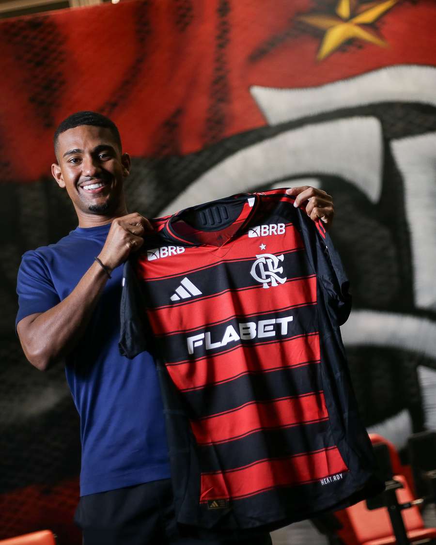 Samuel Lino posa com a camisa do Flamengo Samuel Lino posa com a camisa do Flamengo
