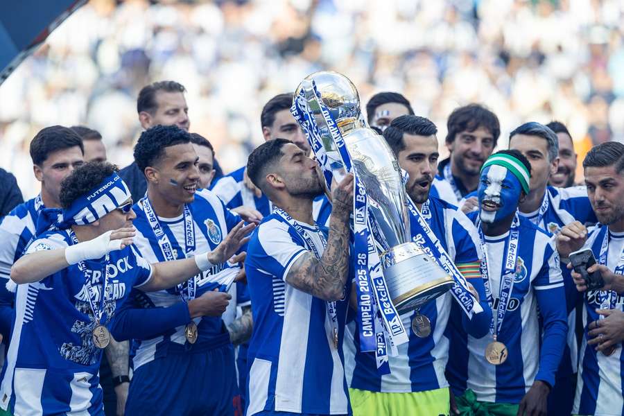 Alan Varela com o troféu de campeão nacional Alan Varela com o troféu de campeão nacional