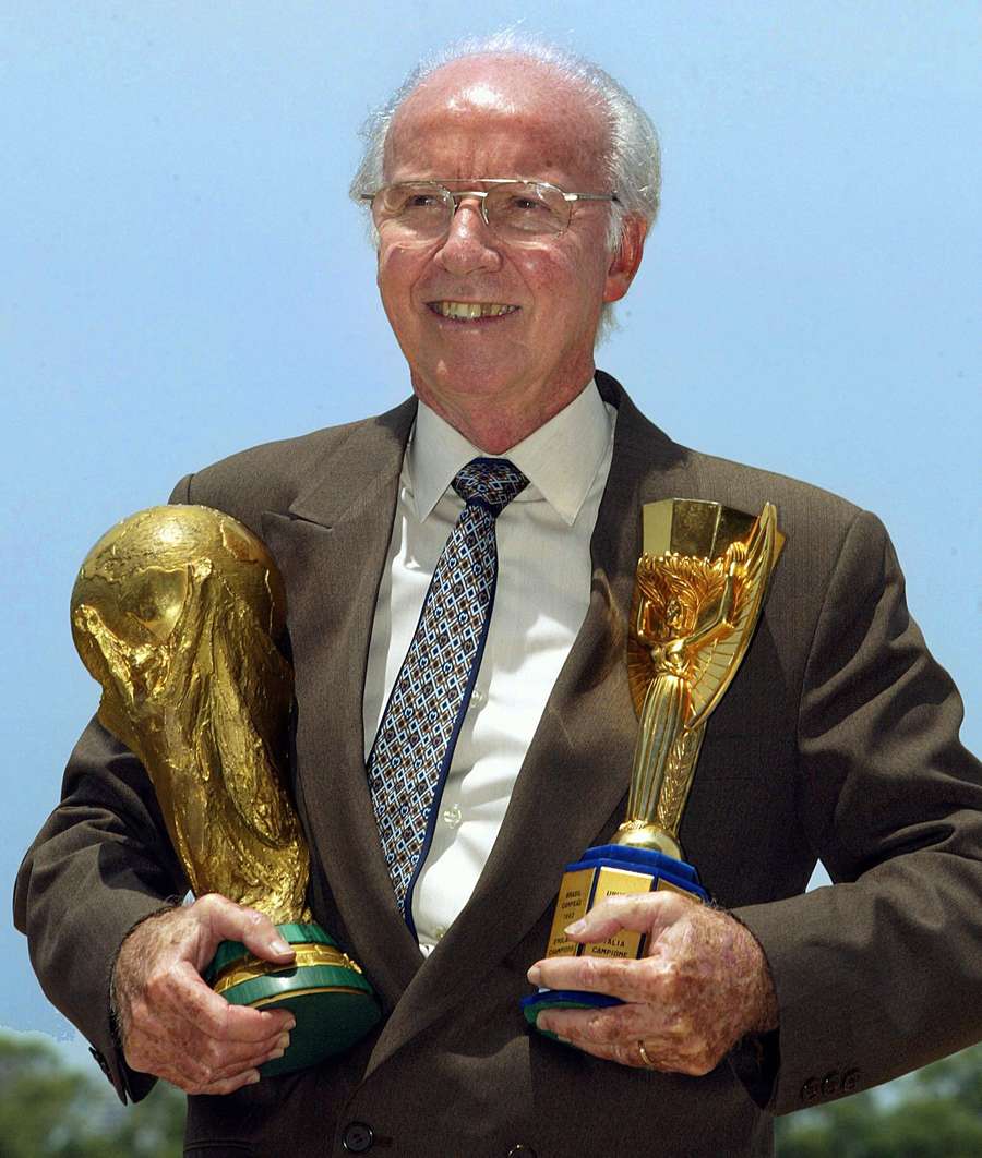 Zagallo posa com as taças FIFA e Jules Rimet