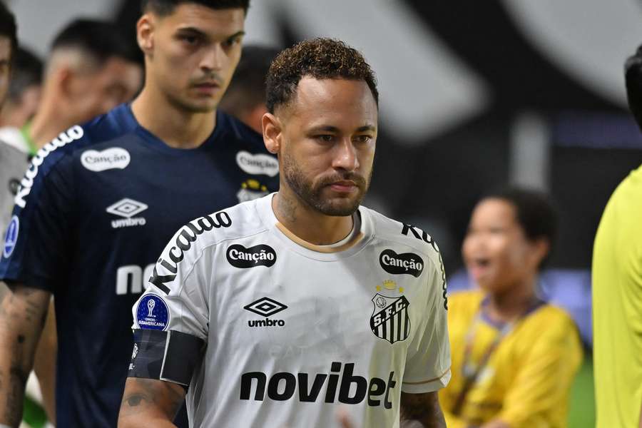 Neymar recebeu atendimento duas vezes na primeira etapa contra o Macará Neymar recebeu atendimento duas vezes na primeira etapa contra o Macará