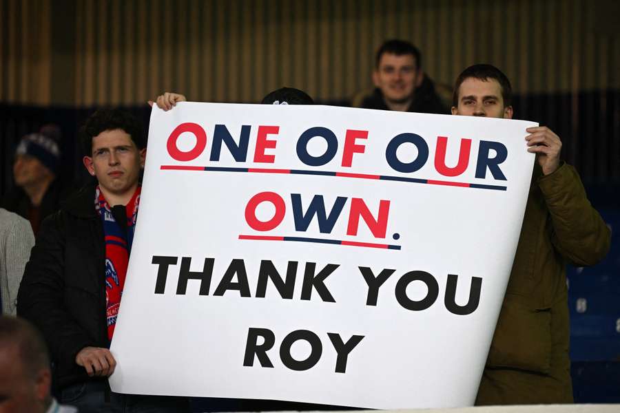 Os adeptos do Palace seguram uma mensagem de apoio ao seu antigo treinador Roy Hodgson antes do jogo da Premier League inglesa entre o Everton e o Crystal Palace