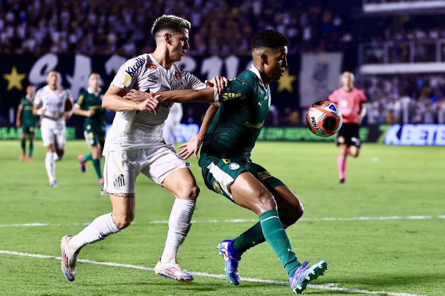 Santos e Palmeiras fizeram um clássico morno na maior parte do tempo Santos e Palmeiras fizeram um clássico morno na maior parte do tempo