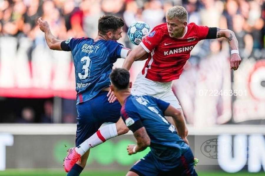 FC Twentes Robin Propper en AZ's Jens Odgaard in duel tijdens de eerdere ontmoeting dit seizoen op 11 september 2022