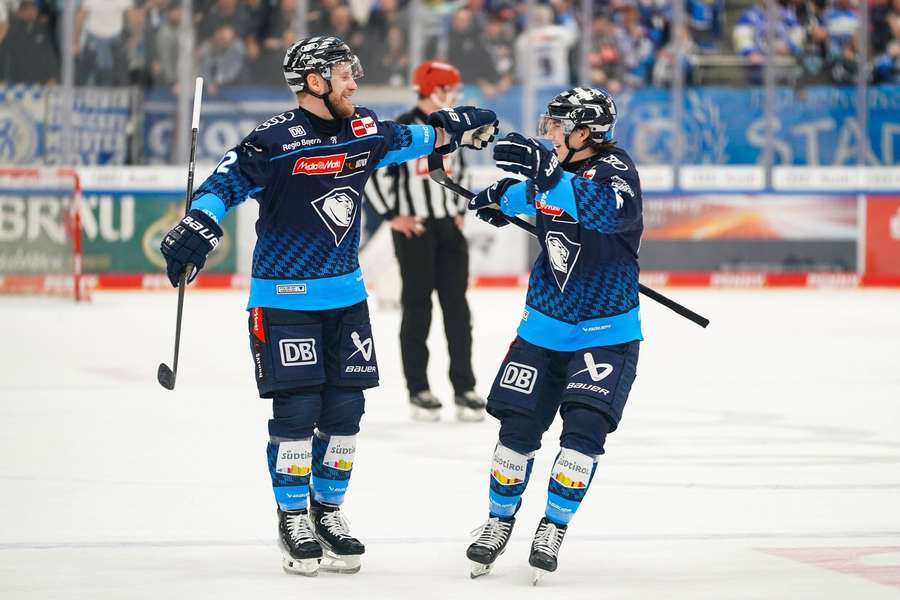 Daniel Schmölz (l.) verwandelte den entscheidenden Penalty gegen München