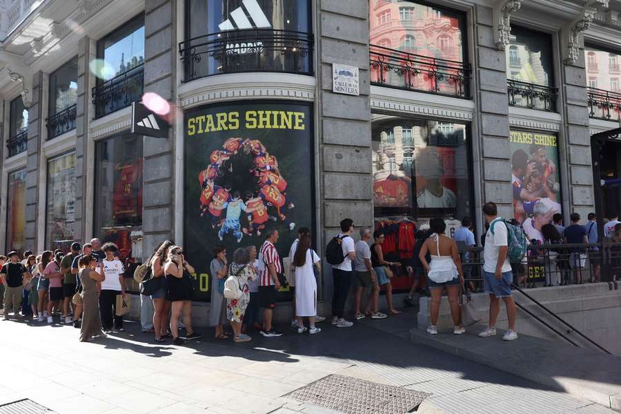 Largas colas en la capital por la camiseta de España