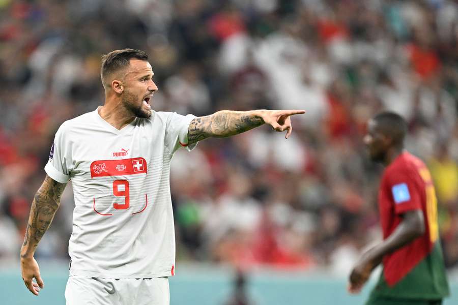 Seferovic, a torcer por Portugal, confirma que não regressa ao Benfica