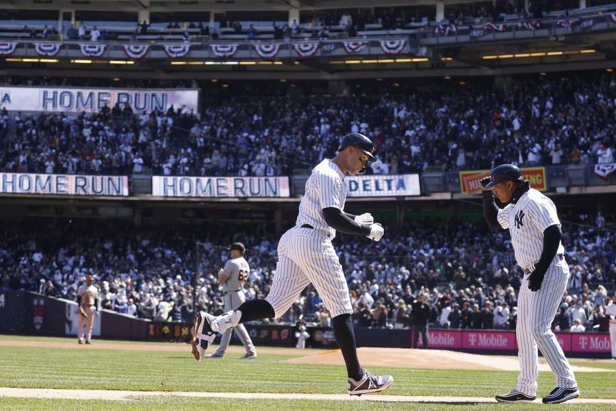 Judge jubelt mit Third-Base-Coach nach seinem Homerun