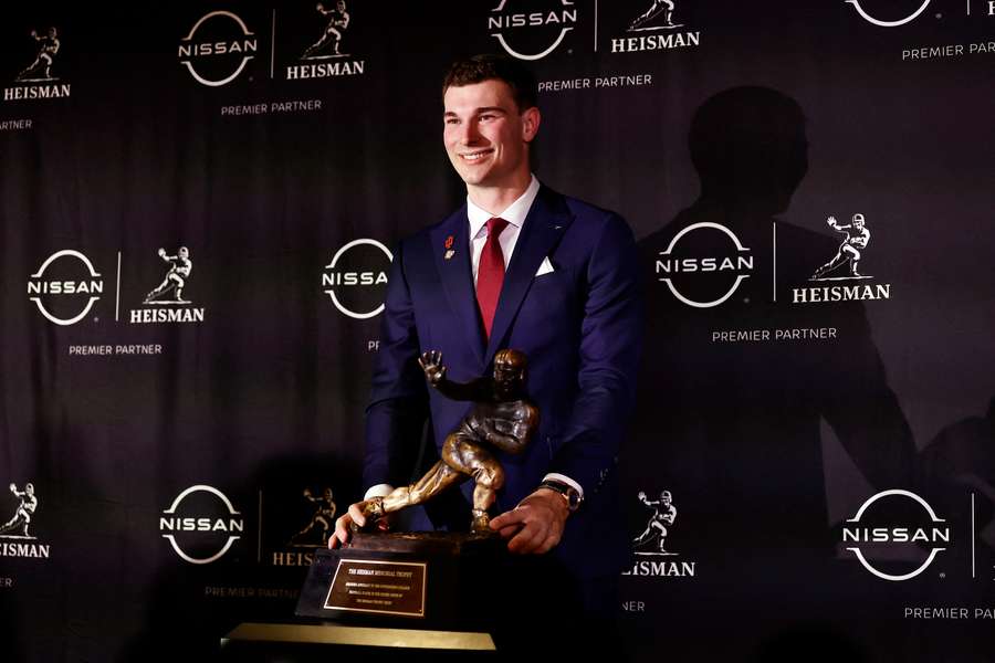 Indiana quarterback Fernando Mendoza poses with the Heisman Trophy Indiana quarterback Fernando Mendoza poses with the Heisman Trophy
