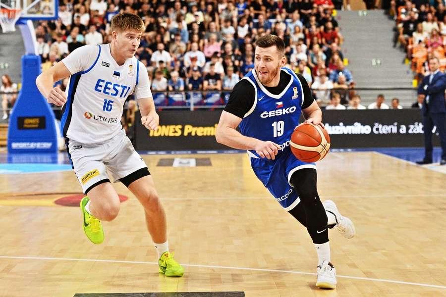 Ondřej Sehnal přechází přes Stefana Vaakse v zápase Česka s Estonskem. Ondřej Sehnal přechází přes Stefana Vaakse v zápase Česka s Estonskem.