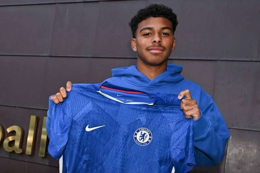 Isago Silva pens pro terms with Chelsea