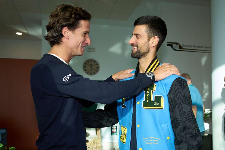 Feliciano López saluda cariñosamente a Novak Djokovic.