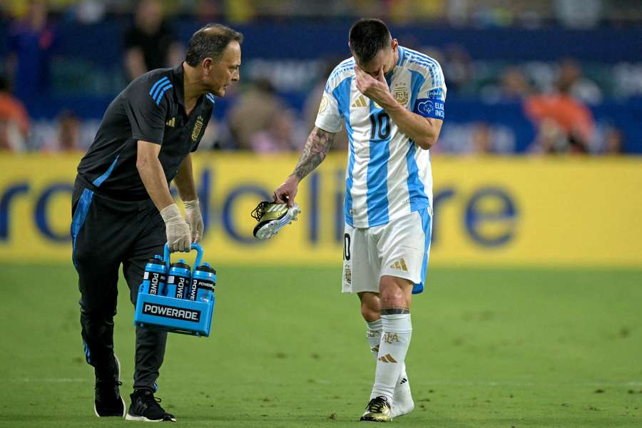 Messi in lacrime mentre esce dal campo senza scarpa