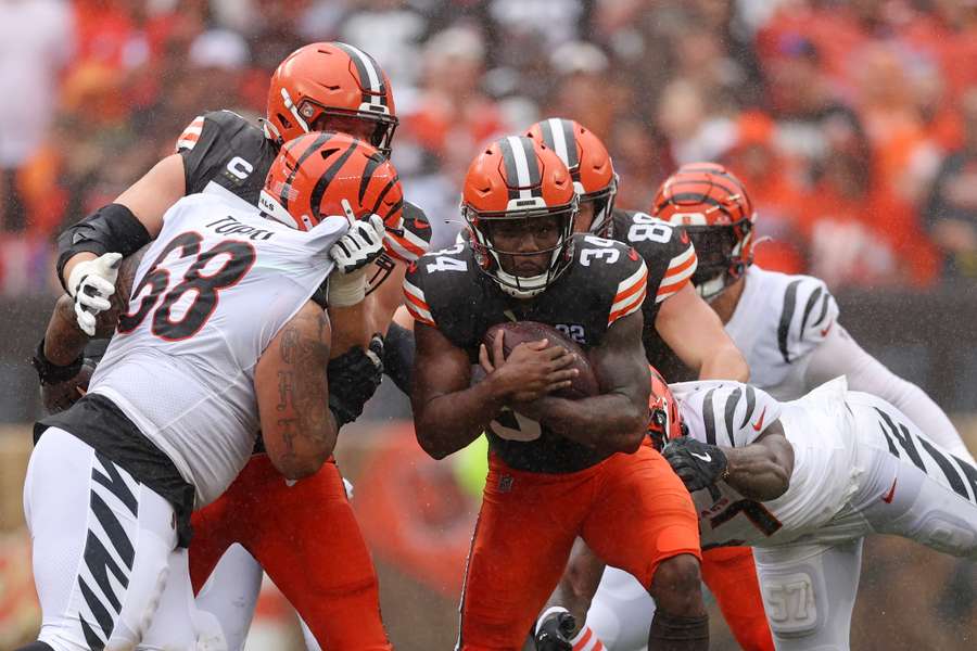 Nick Chubb #24 of the Cleveland Browns runs the ball against the Cincinnati Bengals