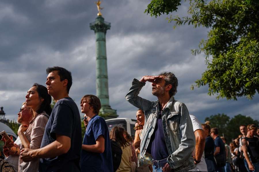 Les Parisiens ont attendu ce lundi pour apercevoir la flamme olympique.