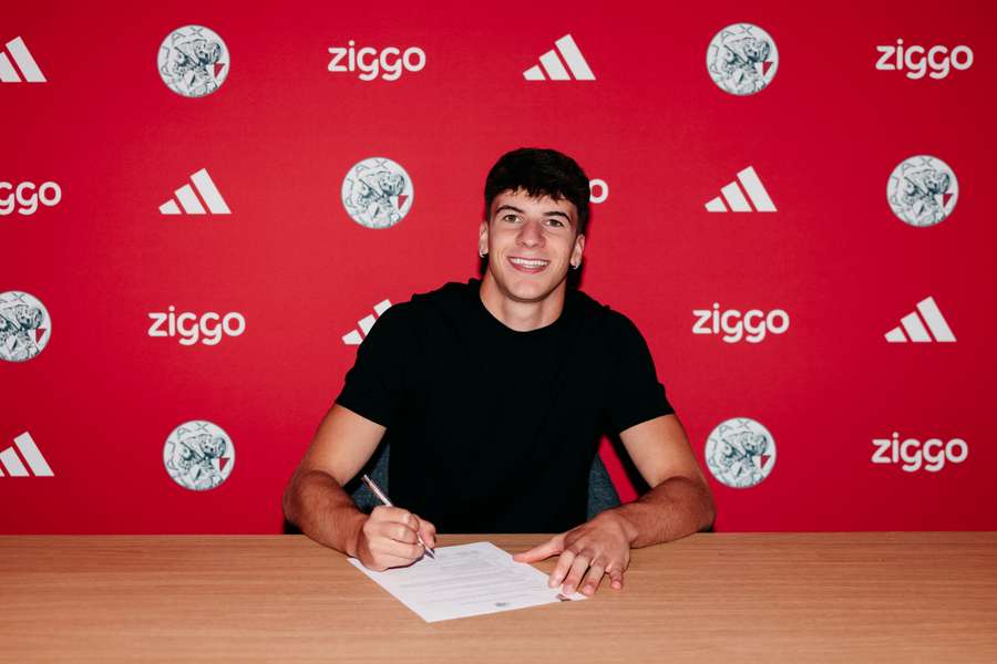 Jofre Torrents oficjalnie dołączył do Ajaxu z FC Barcelony Jofre Torrents oficjalnie dołączył do Ajaxu z FC Barcelony