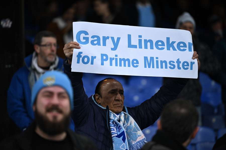 Fã de Lineker segura cartaz a seu favor durante jogo do Manchester City