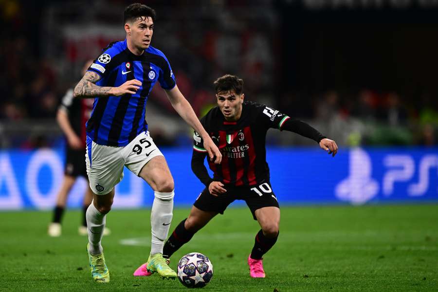 El defensa italiano del Inter de Milán Alessandro Bastoni (I) reta al centrocampista español del AC Milan Brahim Diaz