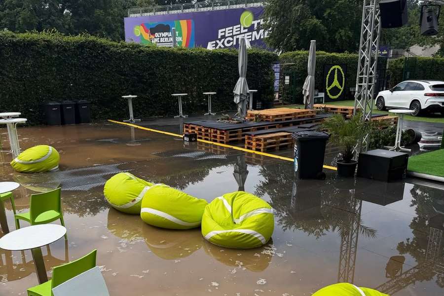 Área de convivência ficou alagada Área de convivência ficou alagada
