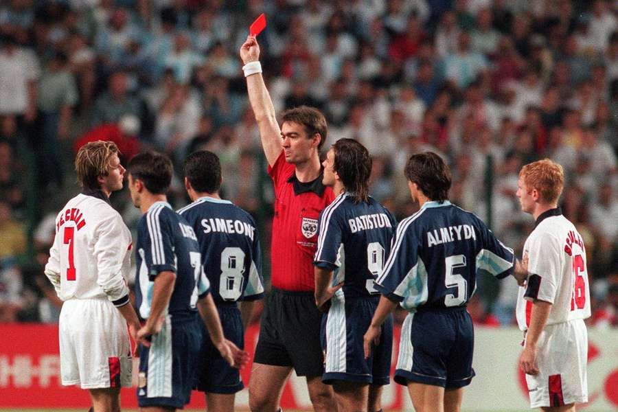 O vermelho que fez de Beckham o vilão da Copa de 1998