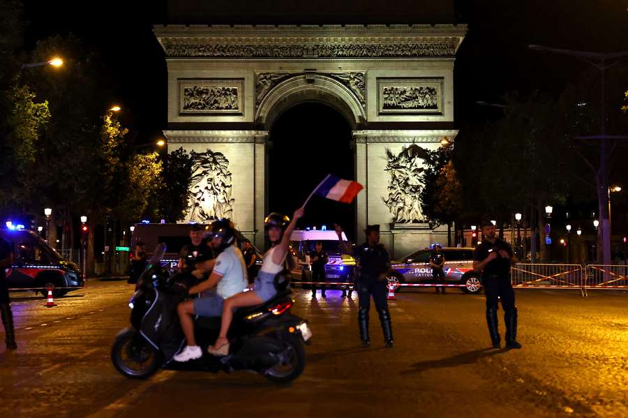 Aficionados celebran en París Aficionados celebran en París