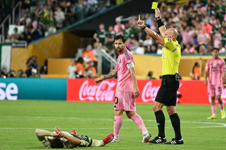 Messi dostal v nočním zápase žlutou kartu.