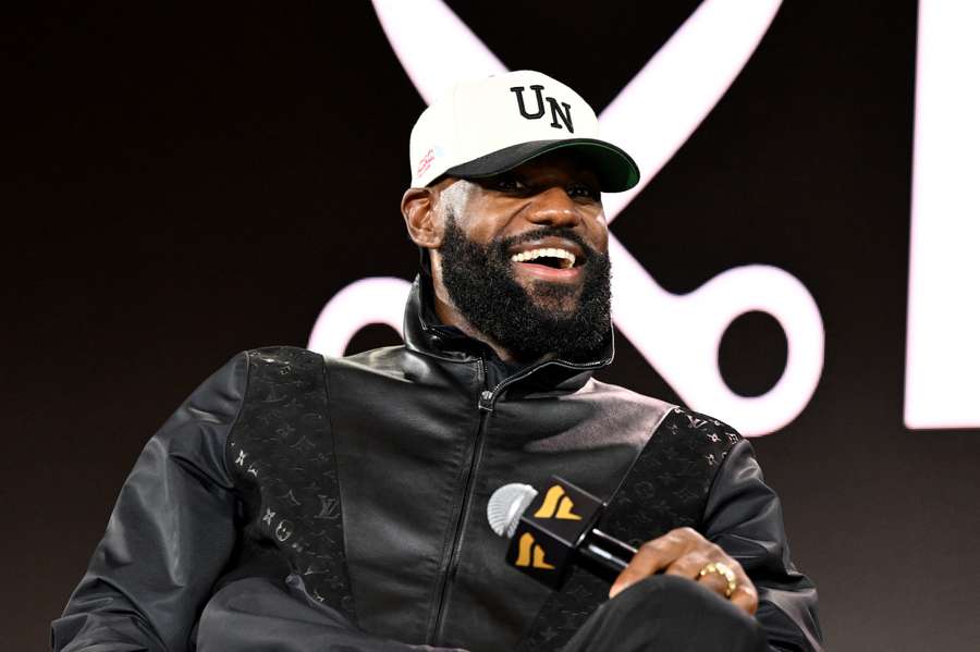LeBron James bleibt ein weiteres Jahr bei den Los Angeles Lakers.